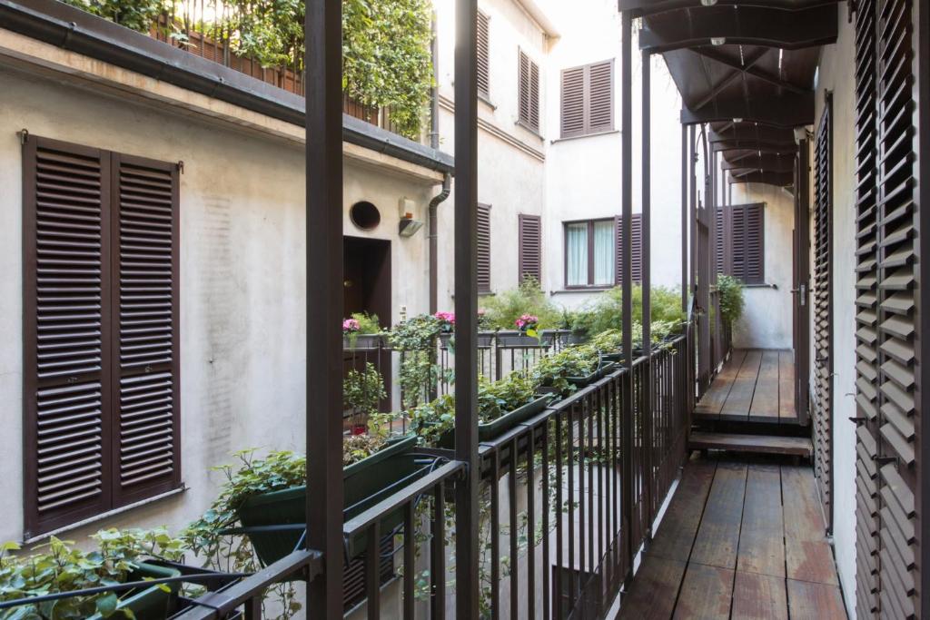 un balcón vacío de una casa con plantas en Stylish Suite in Fashion District - Corso Venezia, en Milán