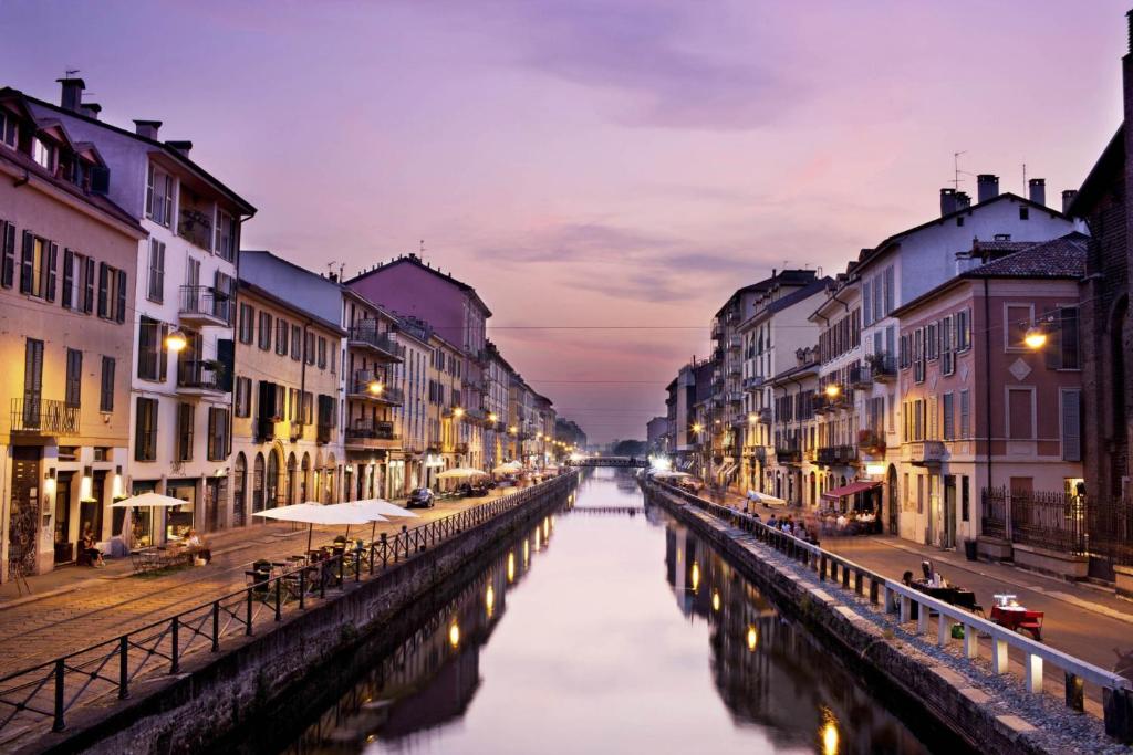 ミラノにあるLoft in Navigli District with Jacuzzi & Sauna - Papinianoの夜の都心の運河