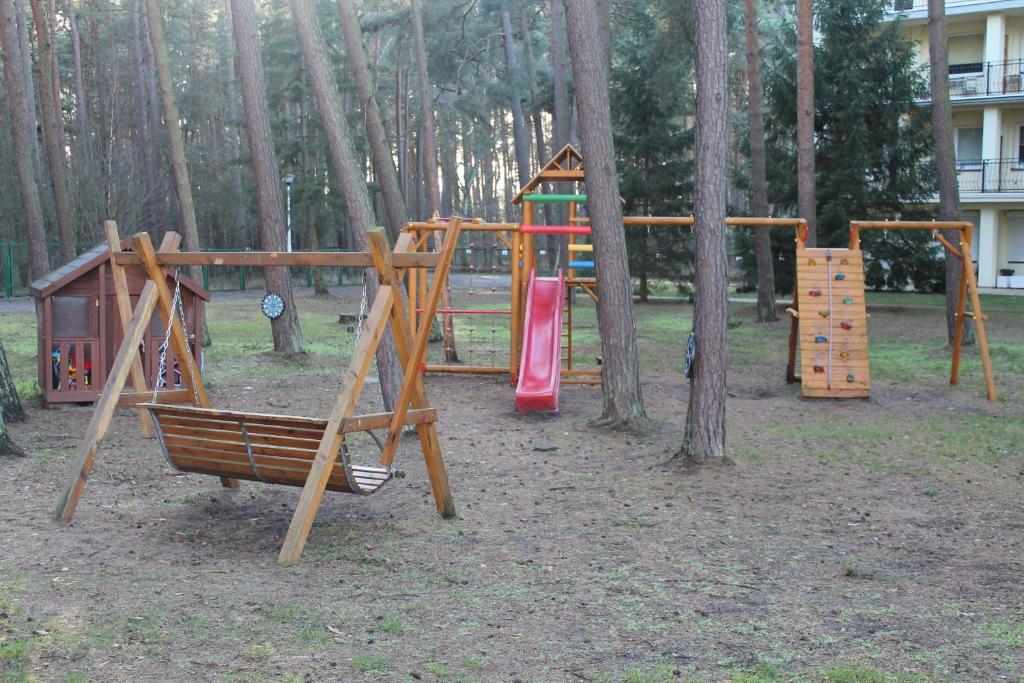 Plac zabaw dla dzieci w obiekcie Apartament "Zacisze"