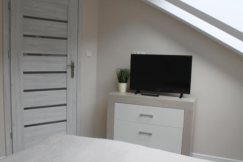 Telewizja i/lub zestaw kina domowego w obiekcie Apartament "Zacisze"