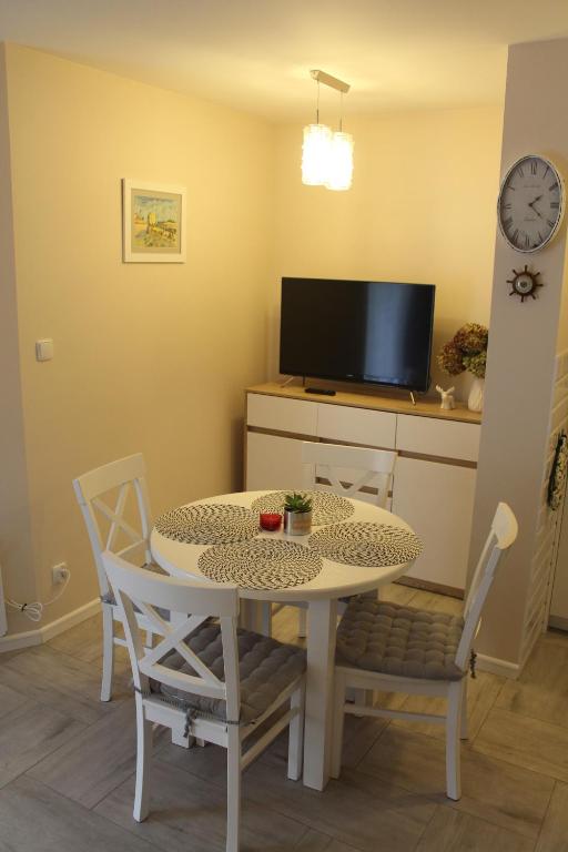 Telewizja i/lub zestaw kina domowego w obiekcie Apartament "Zacisze"