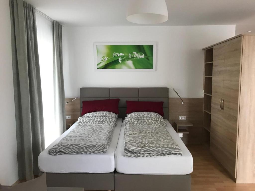 sypialnia z 2 łóżkami w pokoju w obiekcie Espelkamp Gästehaus w mieście Espelkamp