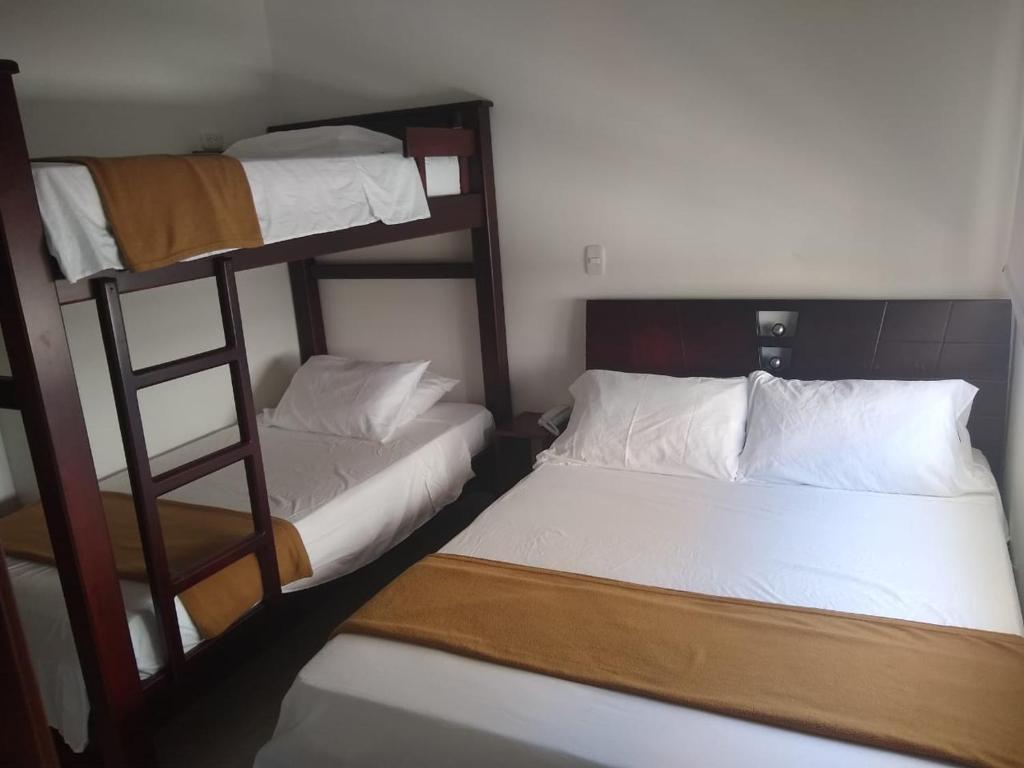 Dois beliches sentados um ao lado do outro num quarto em Hotel Don Luis em Ocaña