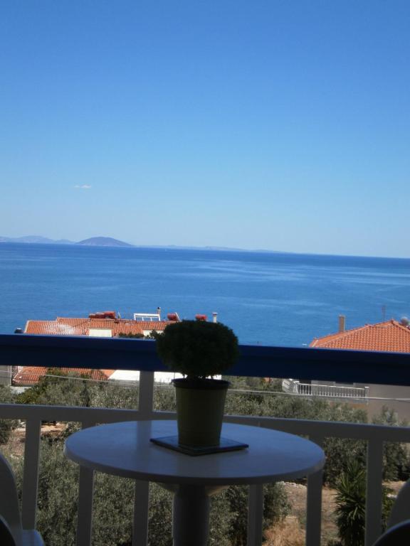 Seaview selfcatering apartment Helen No 2, Xiropigado (updated