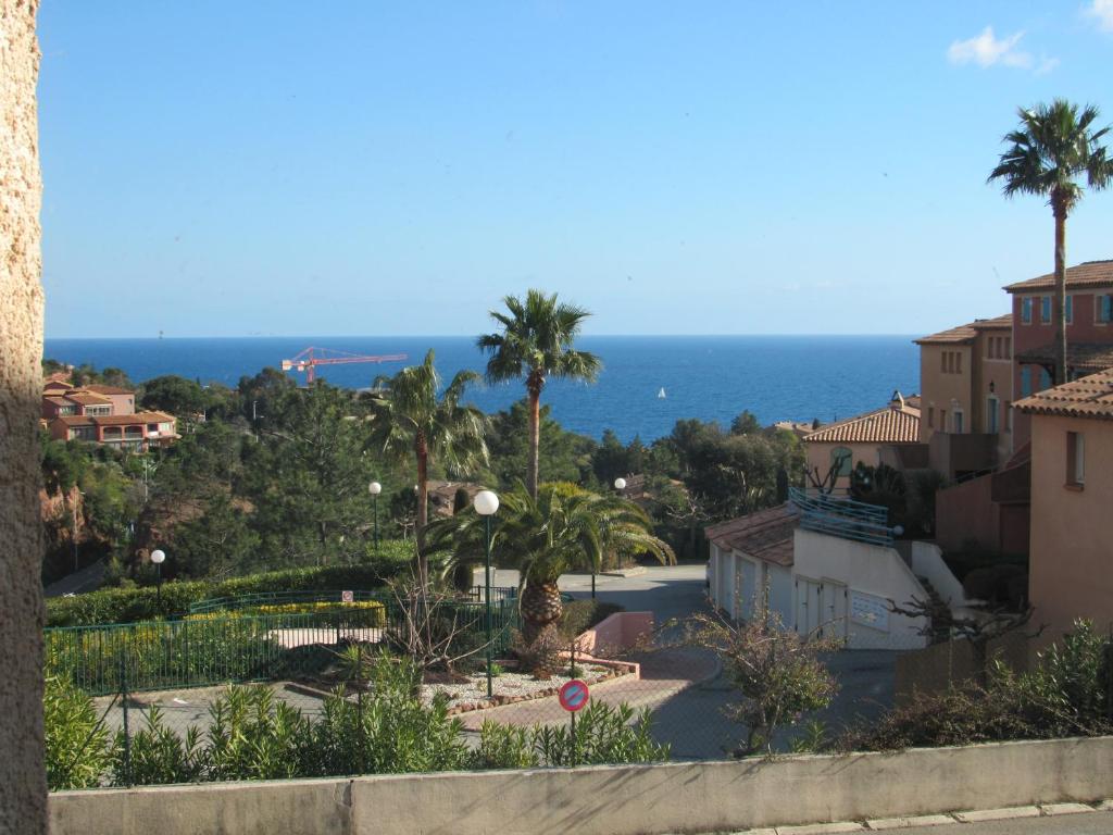 une vue sur l'océan depuis un immeuble dans l'établissement Villa - Mas de la mer, à Théoule-sur-Mer