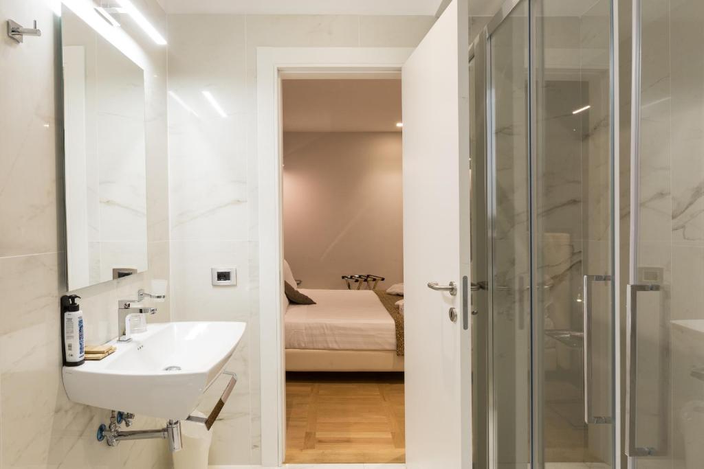 Koupelna v ubytování Floris Hotel