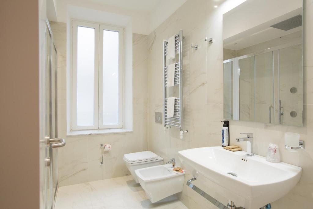 Koupelna v ubytování Floris Hotel