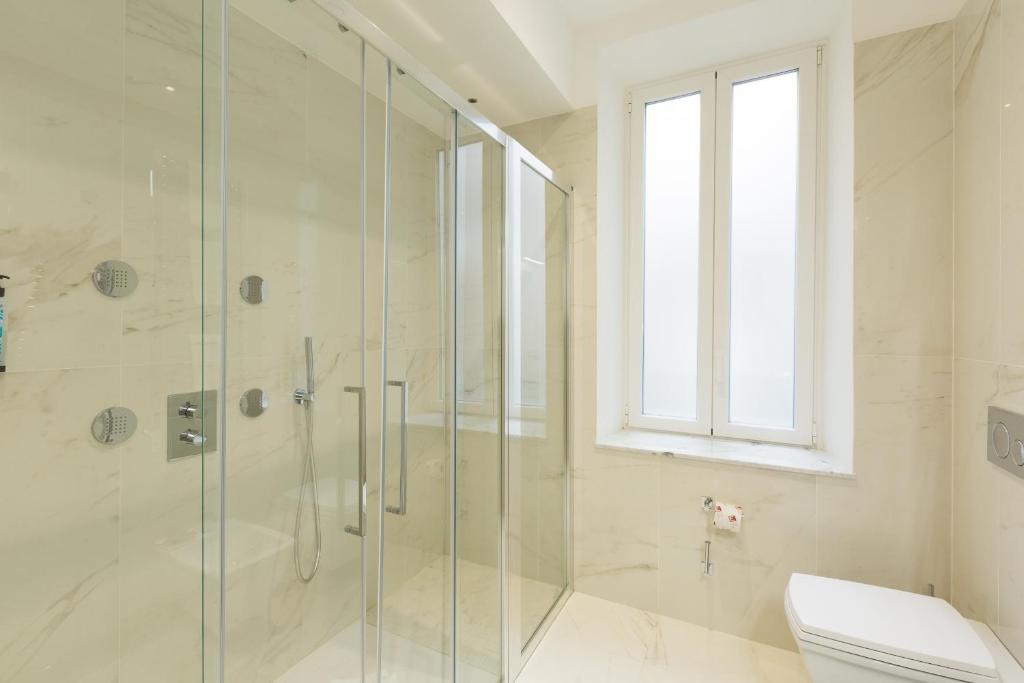 Koupelna v ubytování Floris Hotel
