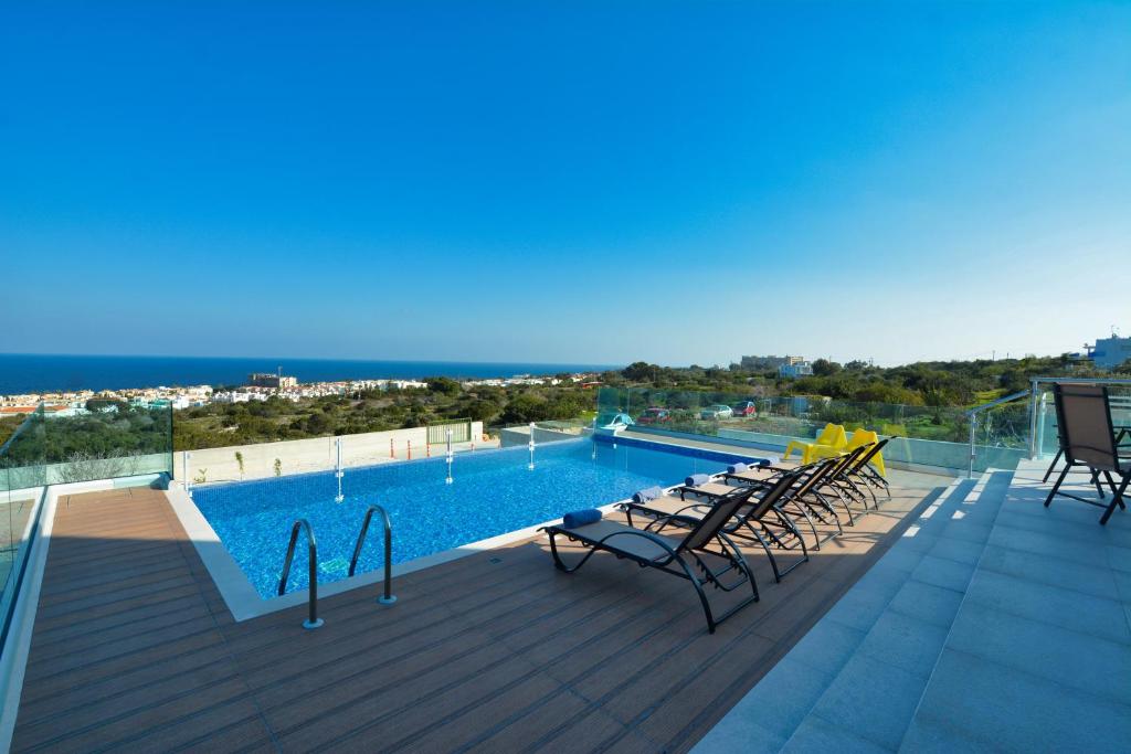 Bazén v ubytování Chloe Luxury Villas nebo v jeho okolí