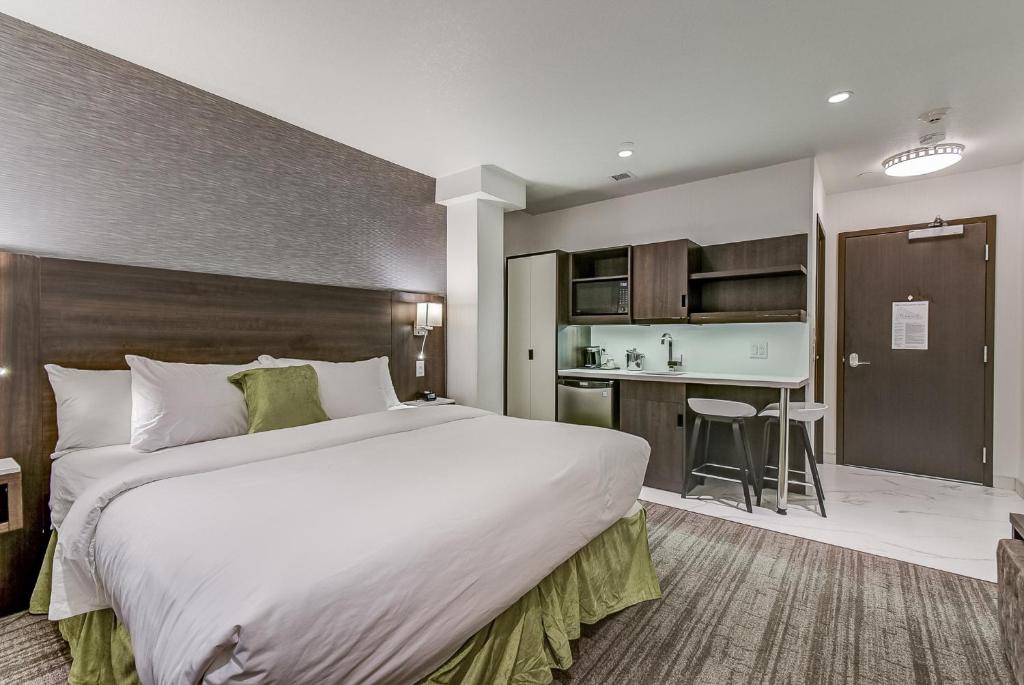 Kuchyň nebo kuchyňský kout v ubytování EST Hotel