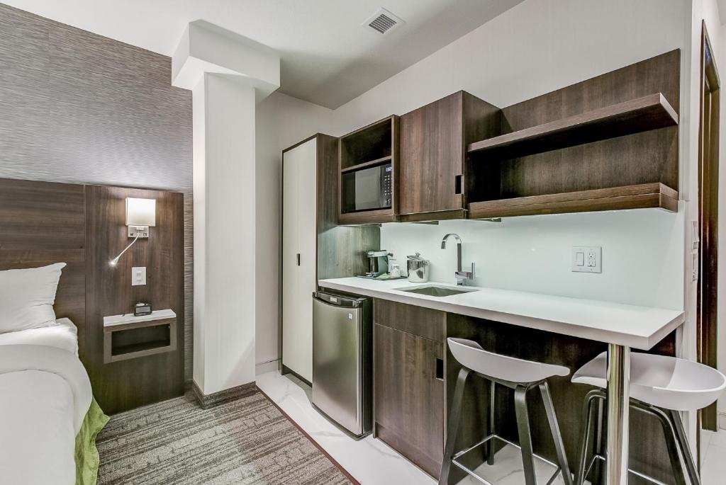 Kuchyň nebo kuchyňský kout v ubytování EST Hotel