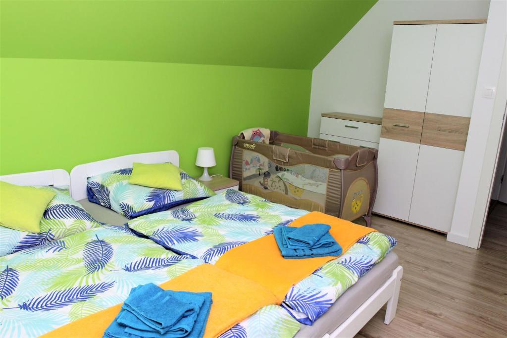 Posteľ alebo postele v izbe v ubytovaní Dom nad morzem z basenem
