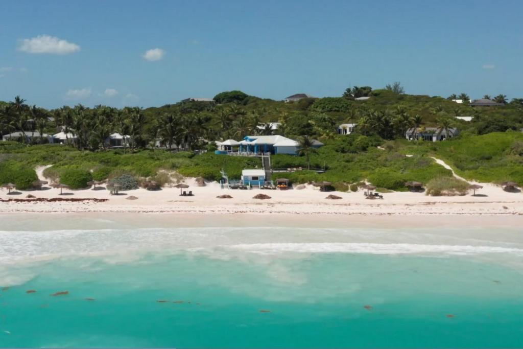 - une vue aérienne sur une plage avec l'océan dans l'établissement Pink Sands Resort, à Harbour Island