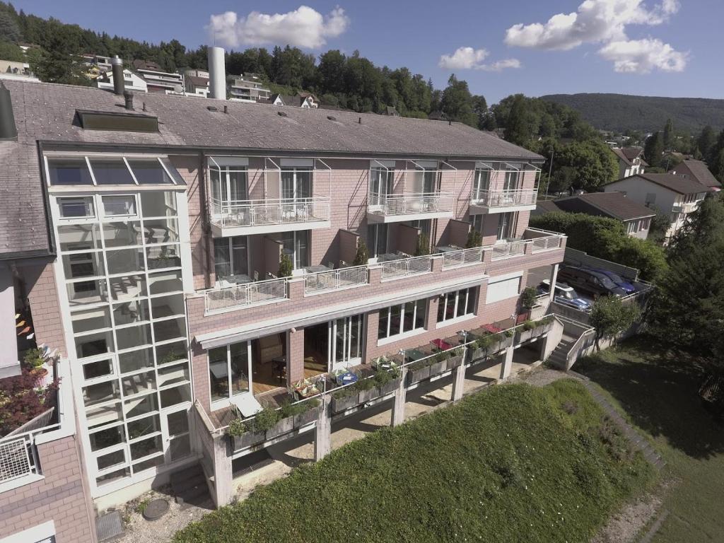 einen Luftblick auf ein großes rosafarbenes Gebäude in der Unterkunft Ascott Hotel & Restaurant in Rombach