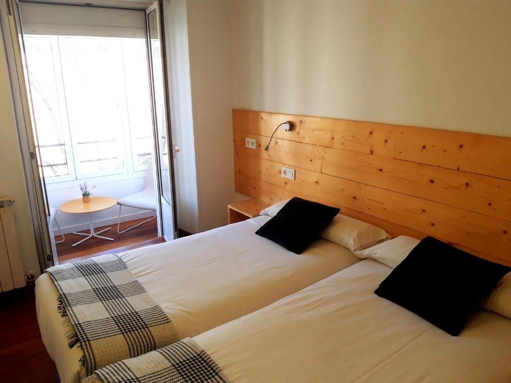 Pensión Urkia - Superior Double Or Twin Room With City View