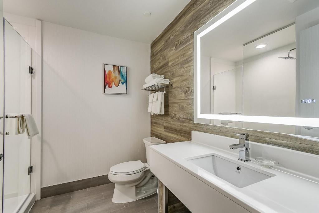 Koupelna v ubytování EST Hotel