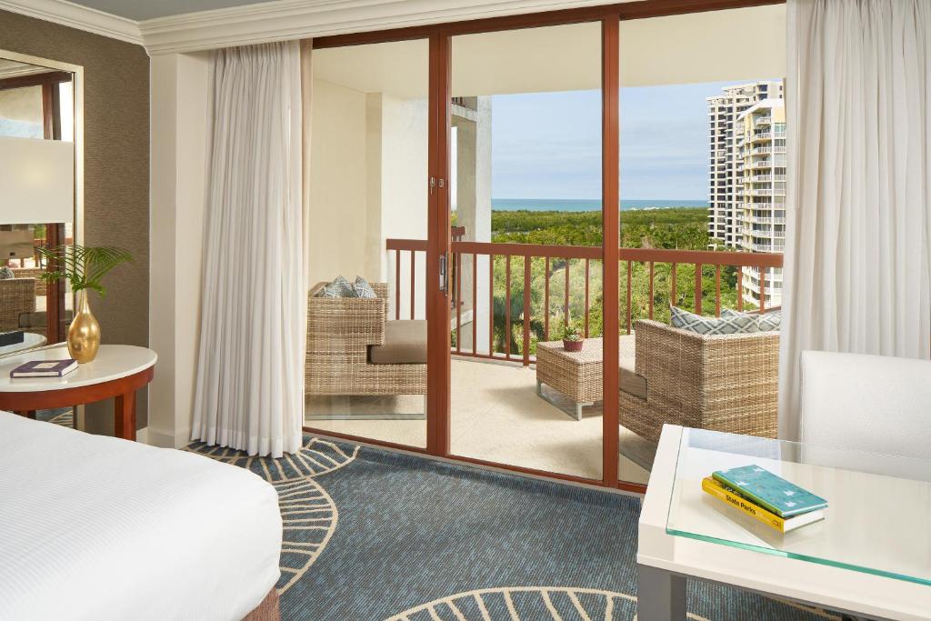 Uma varanda ou terraço em Naples Grande Beach Resort