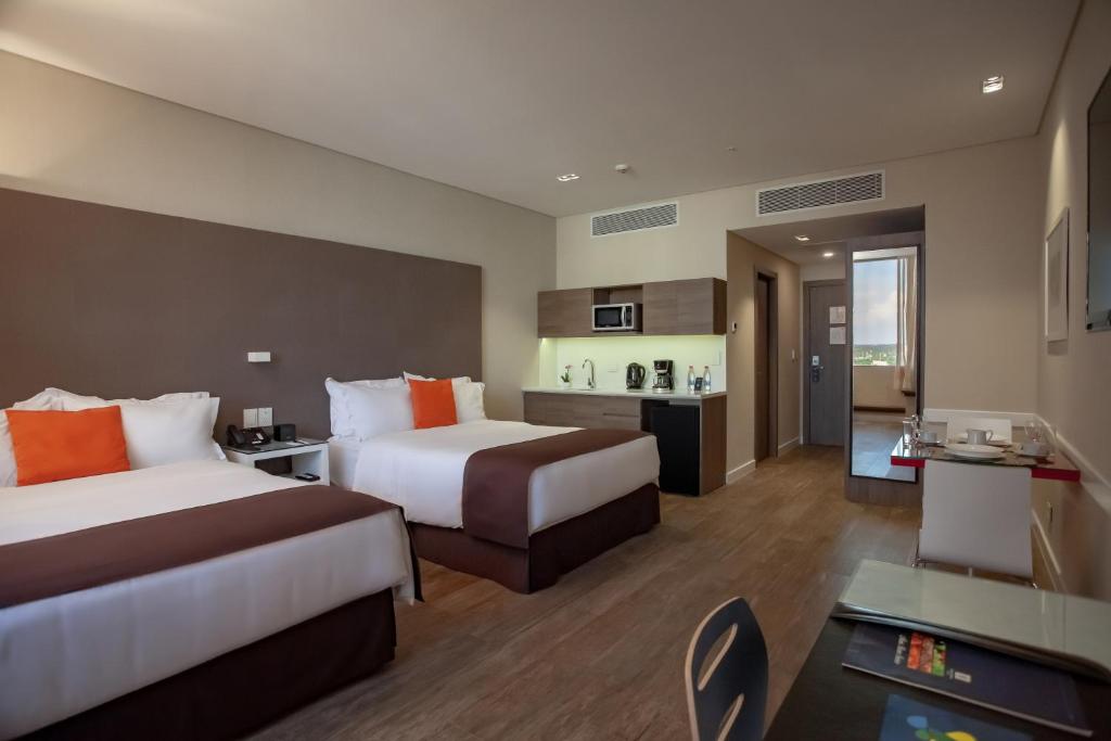 Postel nebo postele na pokoji v ubytování Paseo La Galería Hotel & Suites