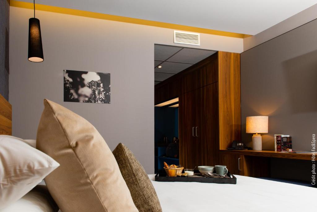 Postel nebo postele na pokoji v ubytování Fac & Spera -Hôtel & Spa