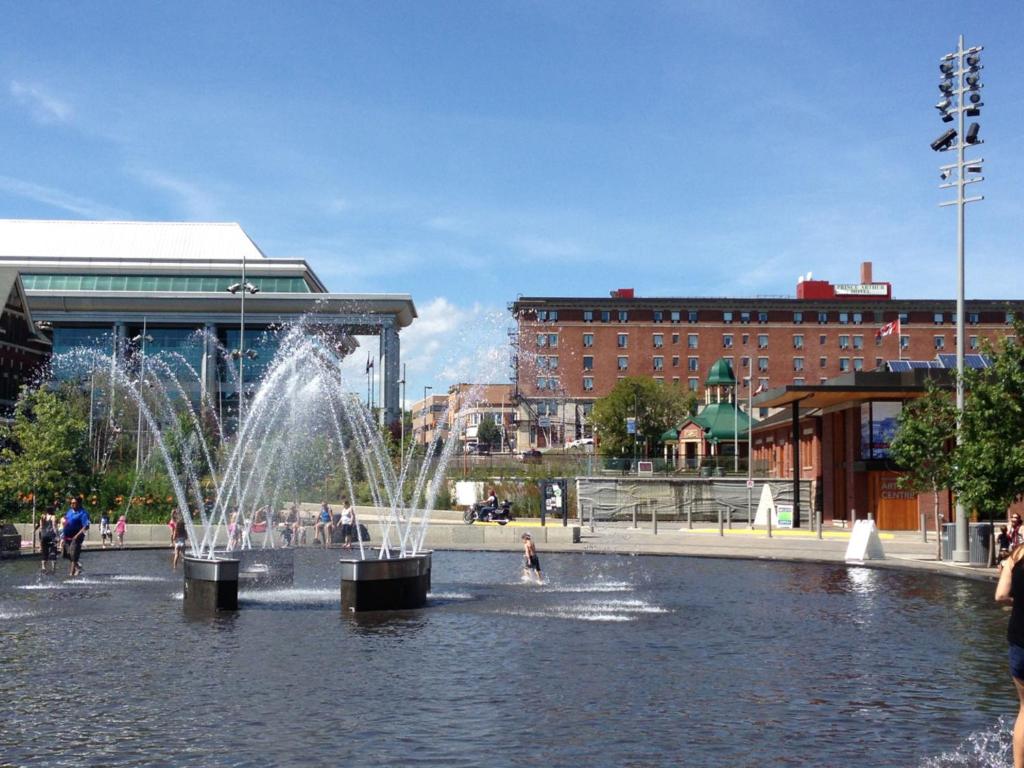 una fuente en medio de una piscina de agua en Prince Arthur Waterfront Hotel & Suites en Thunder Bay