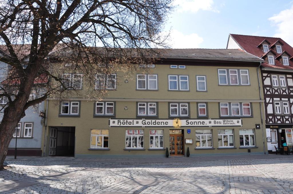 a building in the middle of a street at Hotel Goldene Sonne in Arnstadt