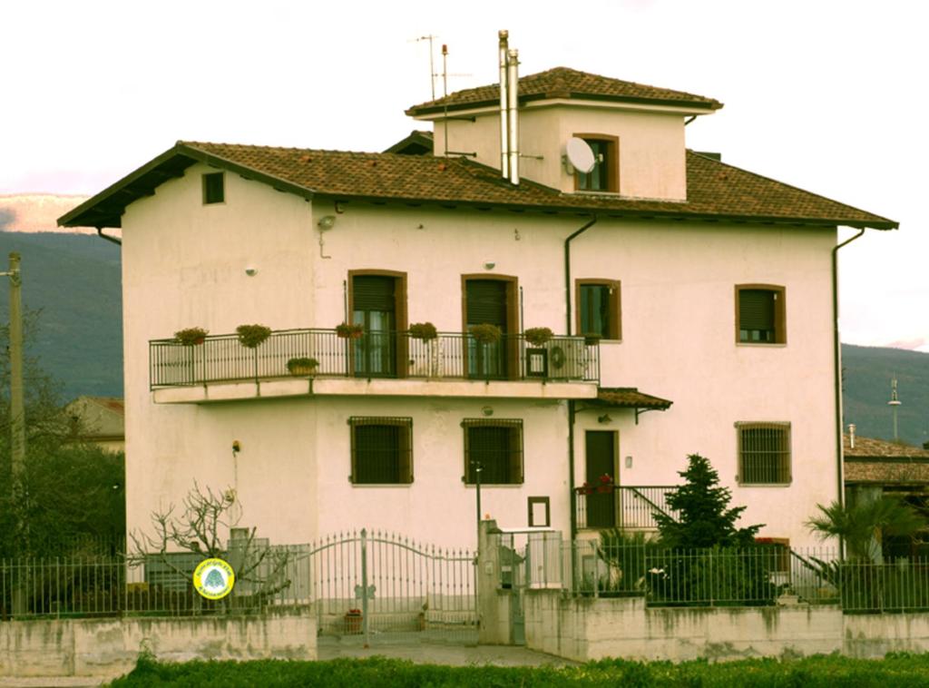 una grande casa bianca con balcone di La Casa del Gelso Fiorito a Eboli