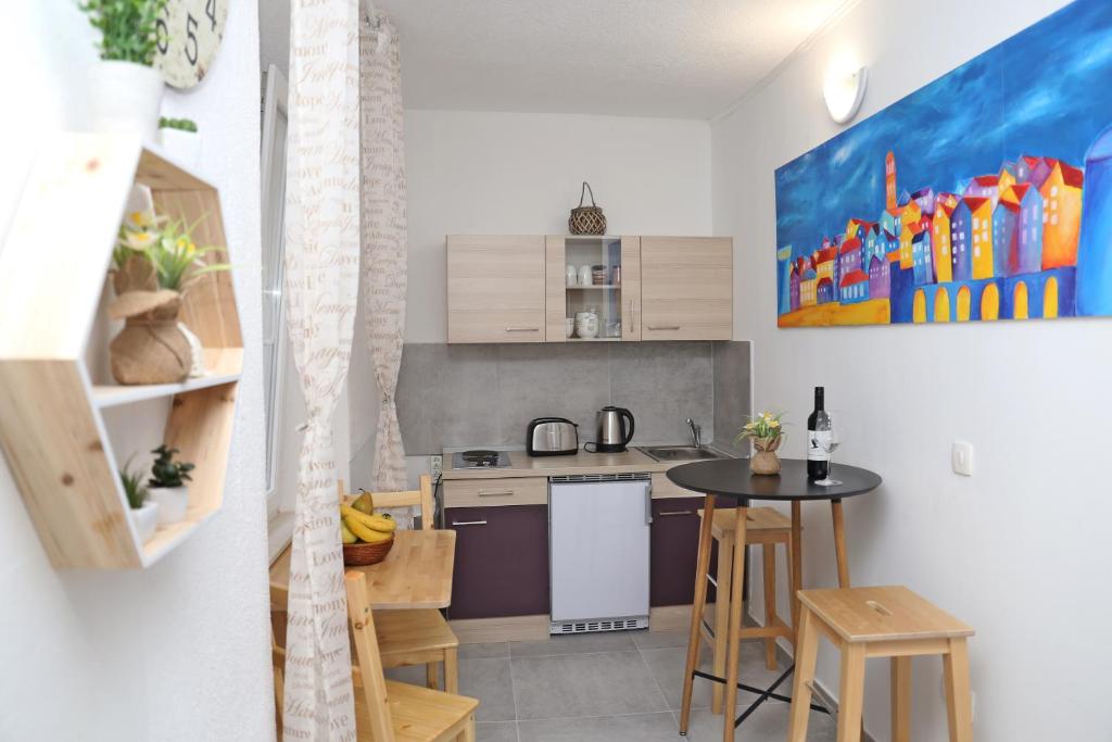 una pequeña cocina con una pequeña mesa en una habitación en Hostel Korcula, en Korčula