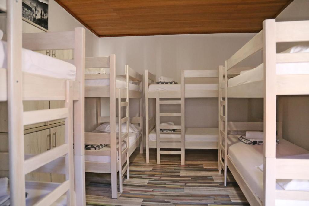 Palanda nebo palandy na pokoji v ubytování Hostel Korcula