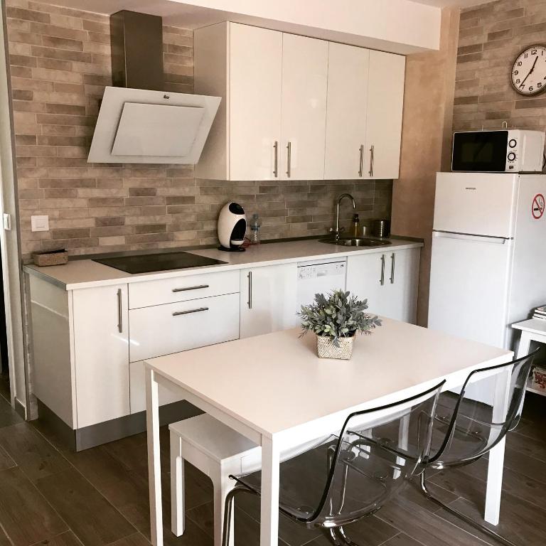 Kuchyňa alebo kuchynka v ubytovaní Niebla Centro Apartamentos