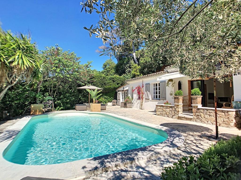 una piscina en el patio de una casa en Villa Riviera en Cannes
