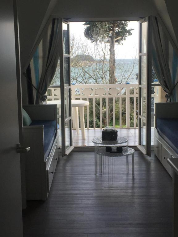 Balkón nebo terasa v ubytování Appartements Duplex de Charme à Bénodet Vue Mer