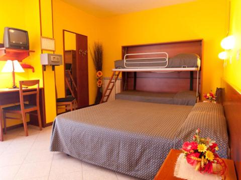 Łóżko lub łóżka w pokoju w obiekcie Hotel Capri