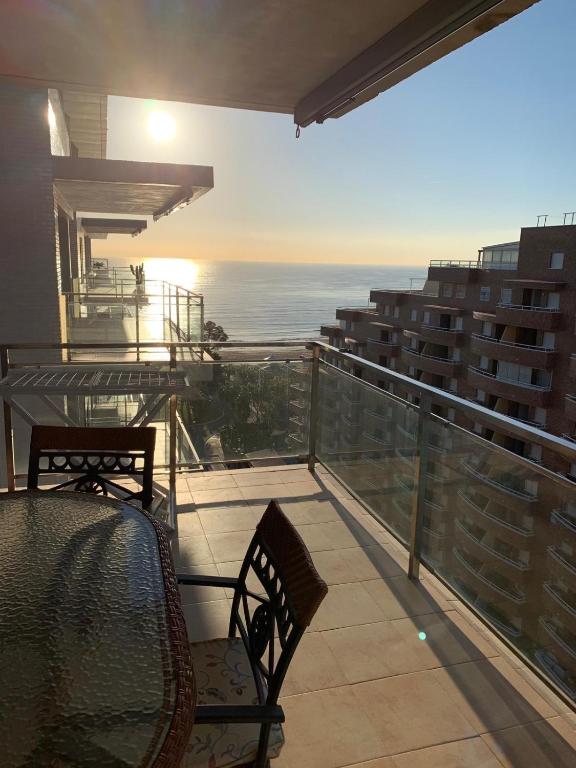 a balcony with chairs and a view of the ocean at Las Terrazas I Magic World con Netflix, Disney plus y Prime Video in Oropesa del Mar