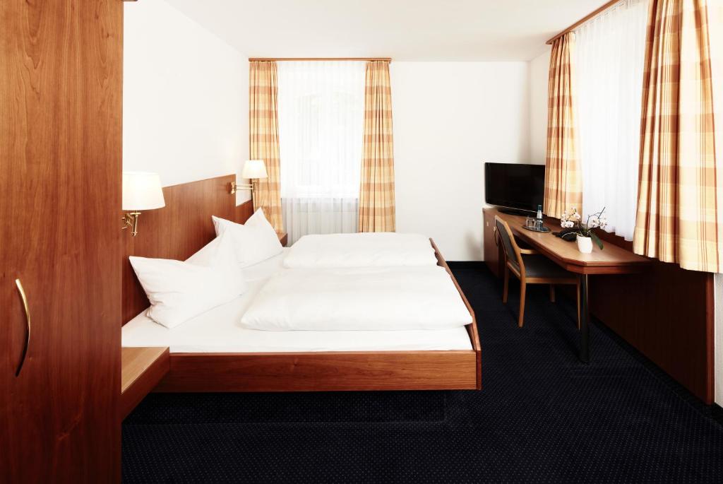 Postel nebo postele na pokoji v ubytování Hotel Burgmeier
