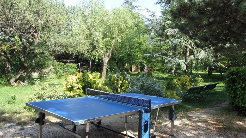 Stolní tenis v ubytování lou pèbre d'aï nebo okolí