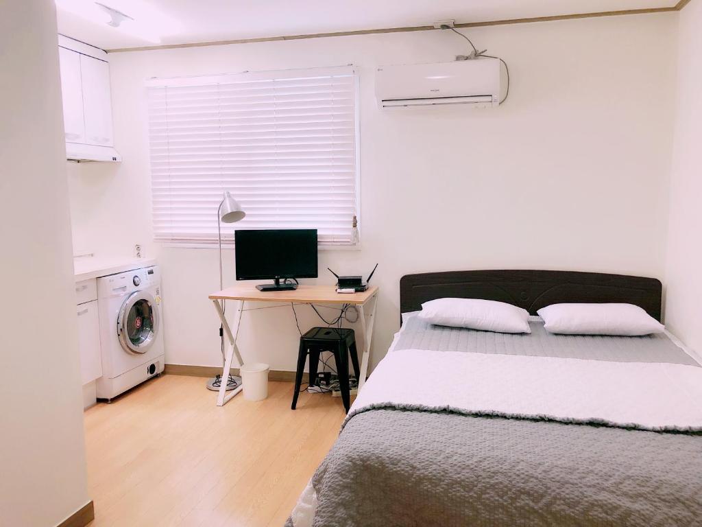 En eller flere senge i et værelse på Sarang Guesthouse Dongdaemun