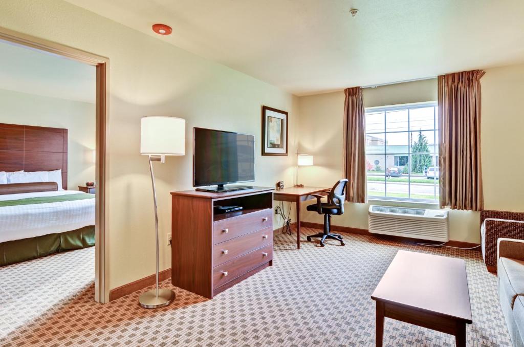 Cobblestone Inn & Suites - Ambridge - 