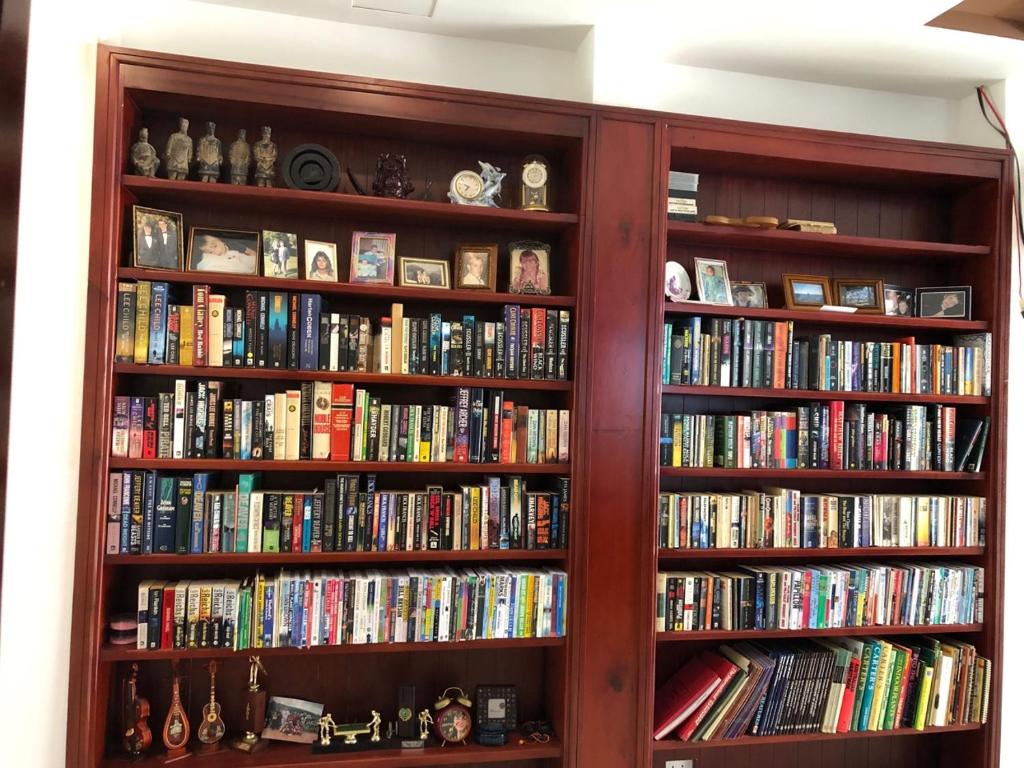 una estantería llena de libros en Little Library Villa Hoi An en Hoi An
