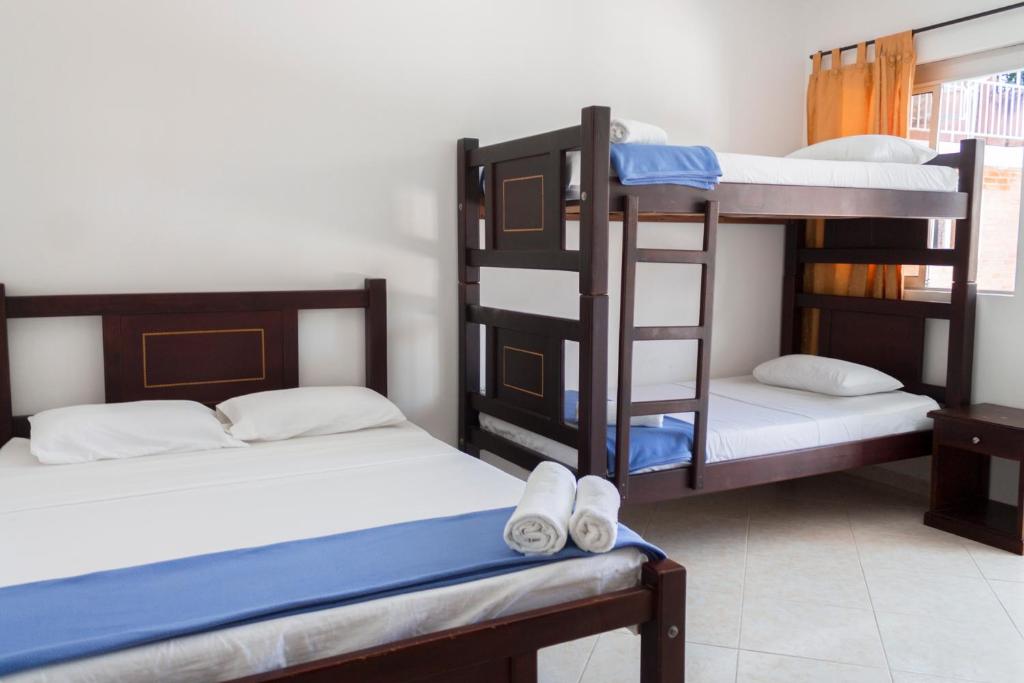 Postel nebo postele na pokoji v ubytování Victoria Imperial Hotel