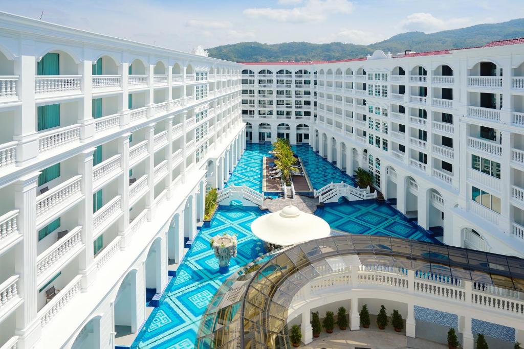 วิวสระว่ายน้ำที่ Mövenpick Myth Hotel Patong Phuket หรือบริเวณใกล้เคียง