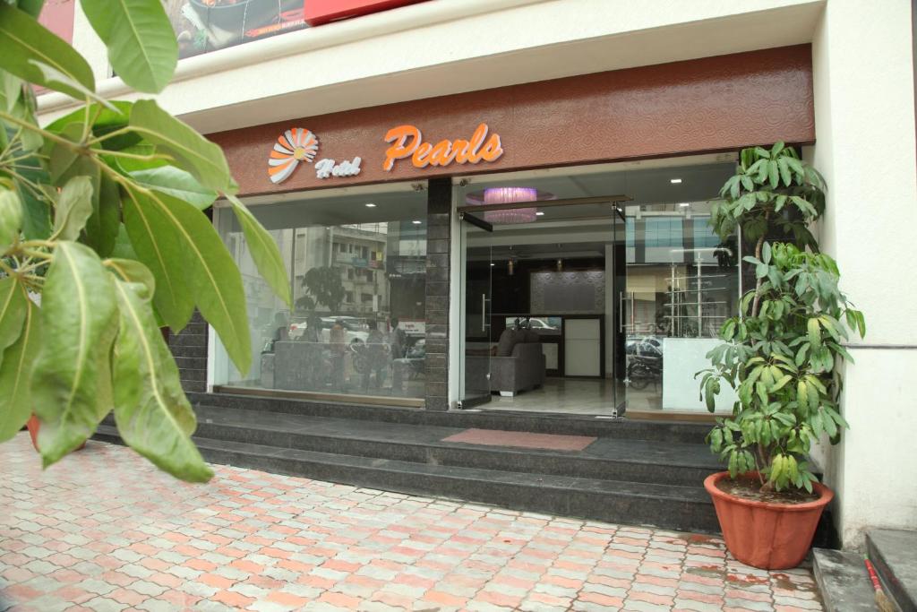 Una tienda frente a una tienda con un cartel. en Hotel Pearls, en Aurangabad