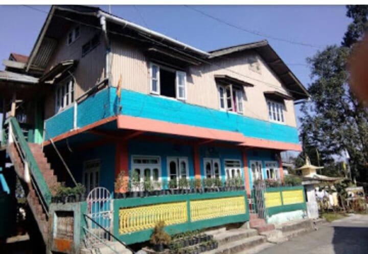 a house with a blue and green trim at Vamoose Latpanchor Homestay in Mangpu
