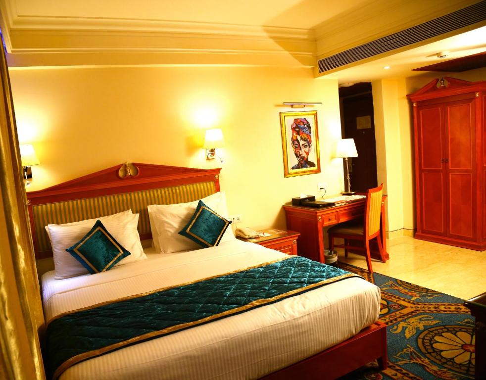 Postel nebo postele na pokoji v ubytování Ramada By Wyndham Amritsar