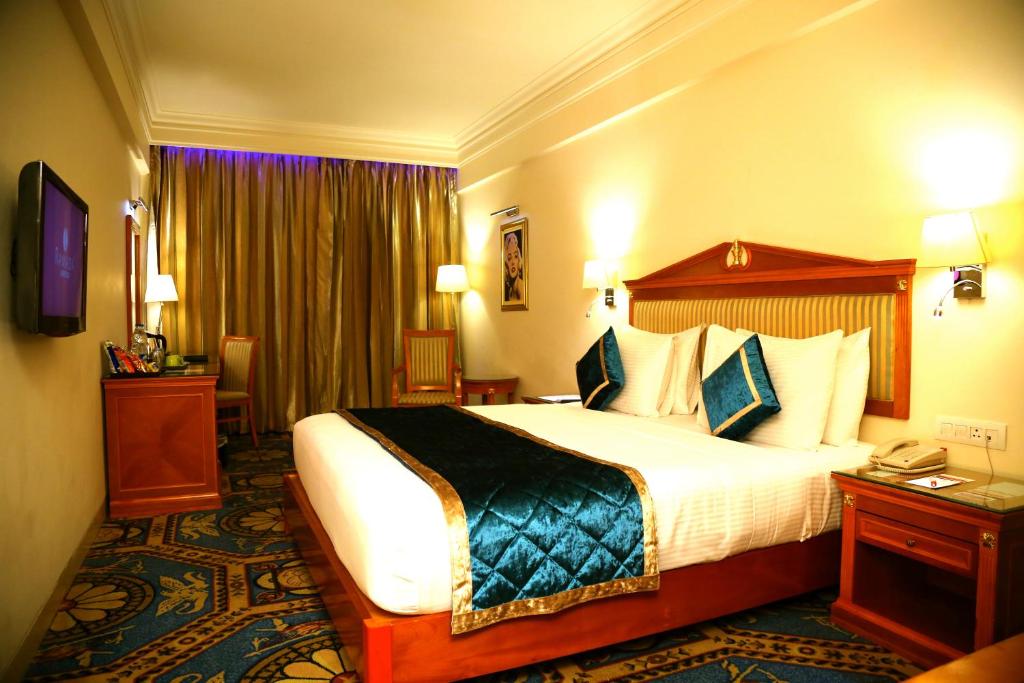 Postel nebo postele na pokoji v ubytování Ramada By Wyndham Amritsar