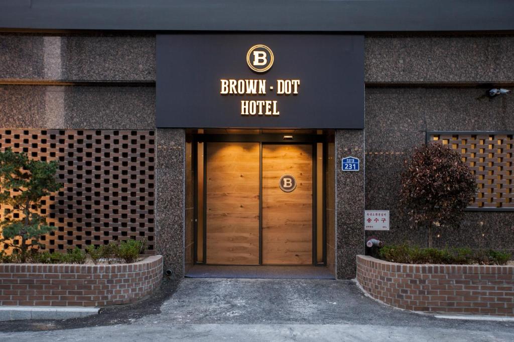 una puerta de entrada de un edificio con un hotel Brownvelt en Browndot Hotel Masan Odong en Changwon