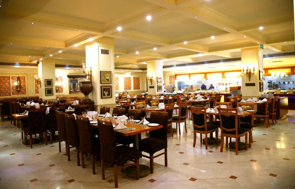 Restaurace v ubytování Ramada By Wyndham Amritsar