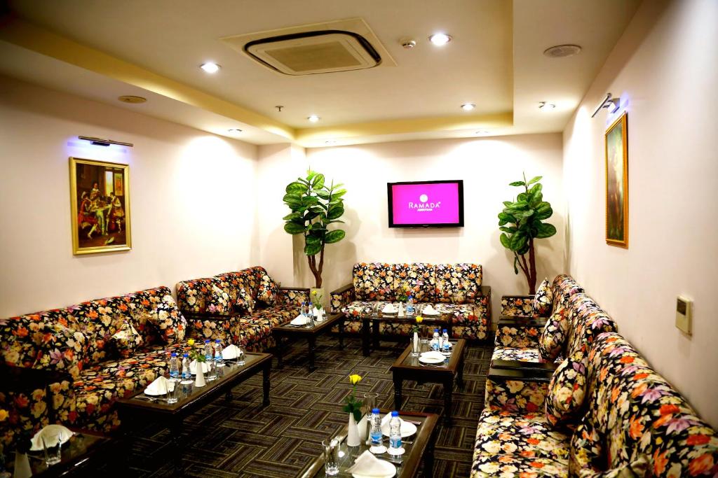 Posezení v ubytování Ramada By Wyndham Amritsar