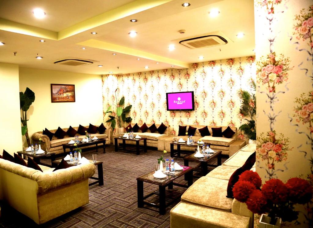 Posezení v ubytování Ramada By Wyndham Amritsar