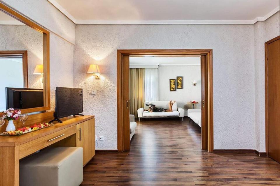 Postel nebo postele na pokoji v ubytování Poseidon Palace