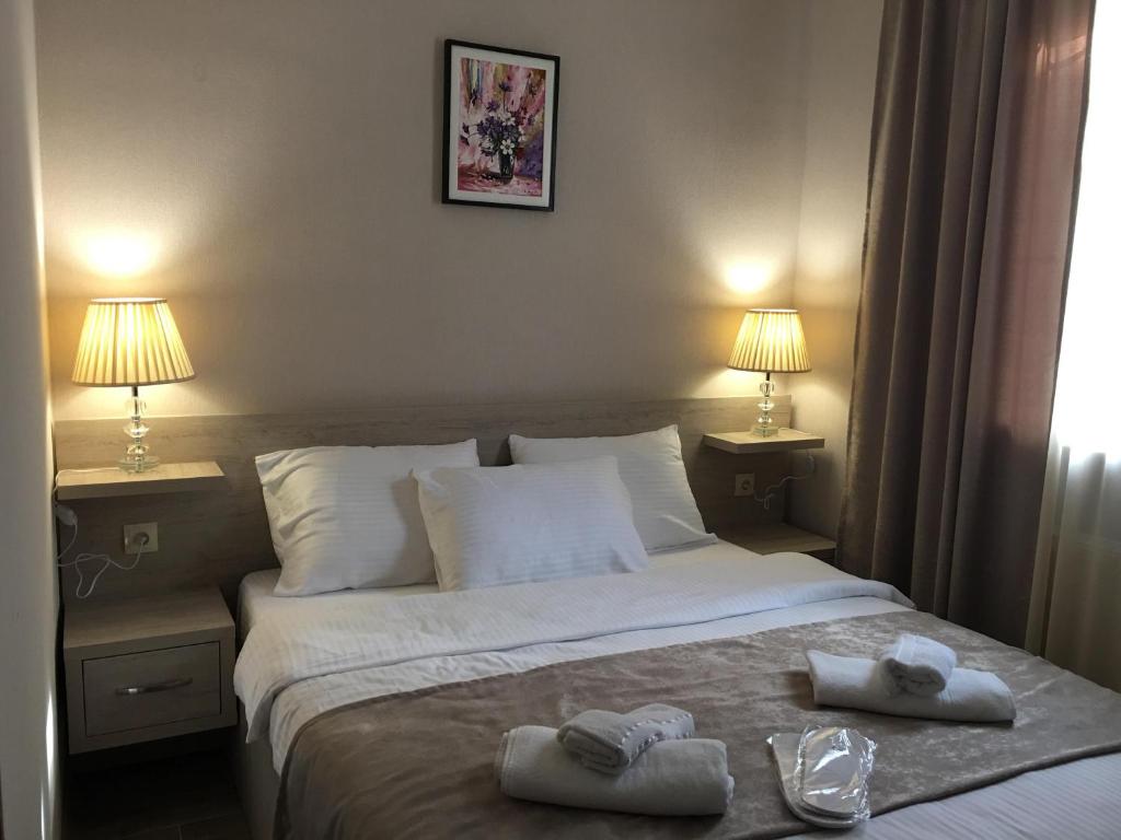 Postel nebo postele na pokoji v ubytování Family Hotel Triston